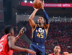 IM体育下载-客战之师踢出进攻火力，轻松取胜对手