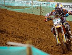 IM体育在线注册-赛道上的交响诗，穆勒冠军级表现点燃F1新赛季揭幕战之夜