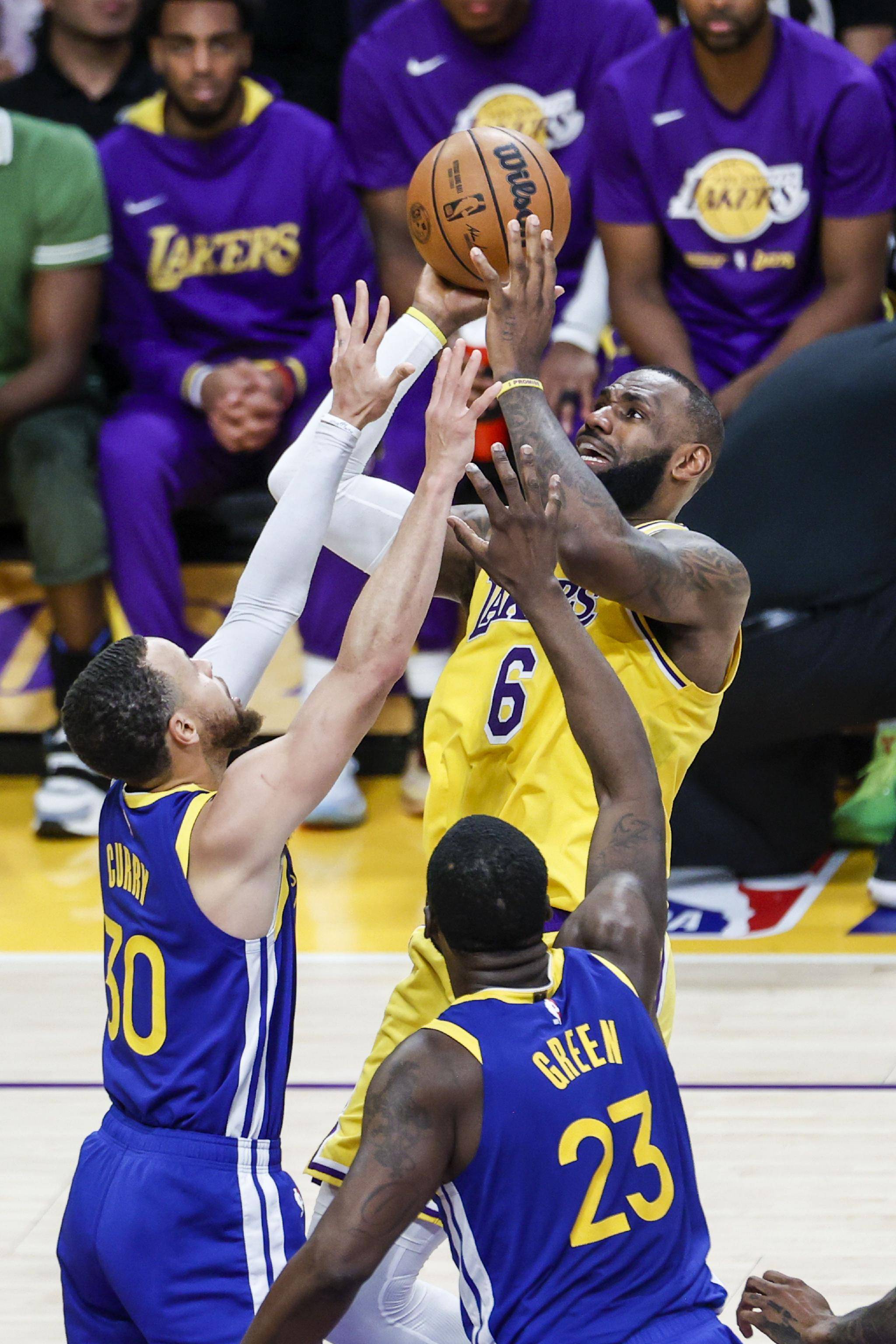 IM体育官网入口-激烈对决现场擂鼓起舞,球员全力以赴