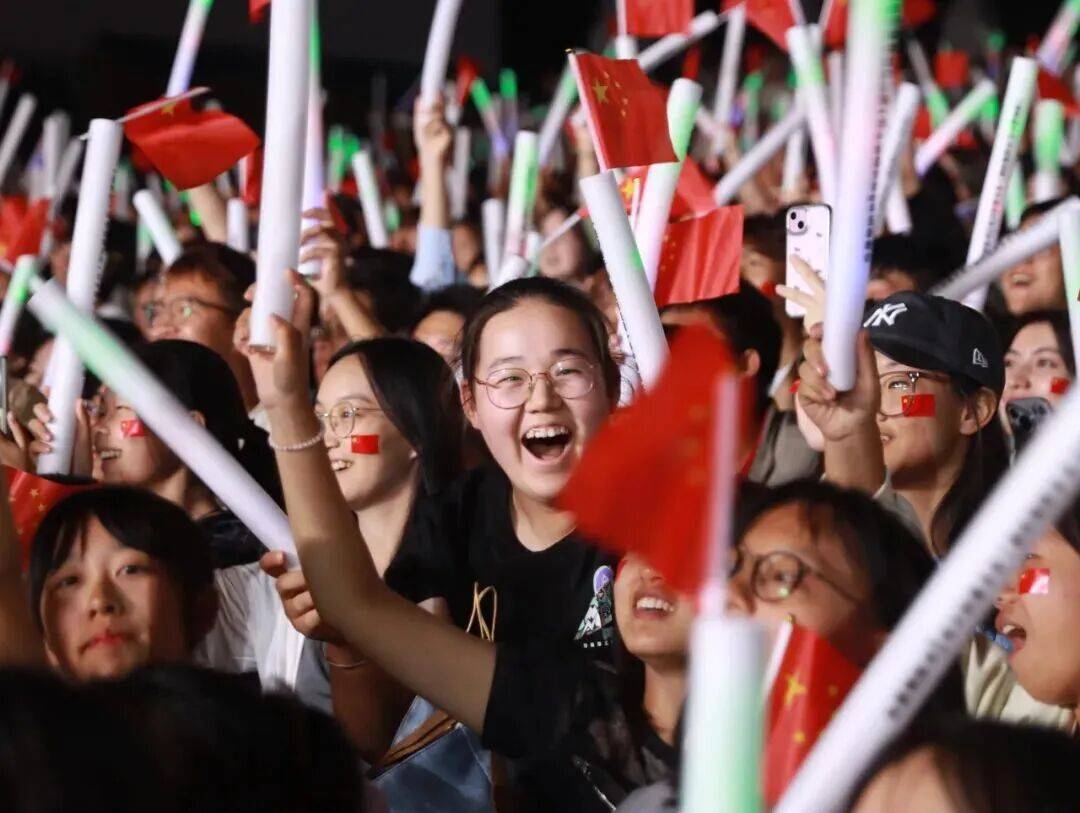 IM体育官网-赛场上的精彩瞬间，引发全场热烈掌声！