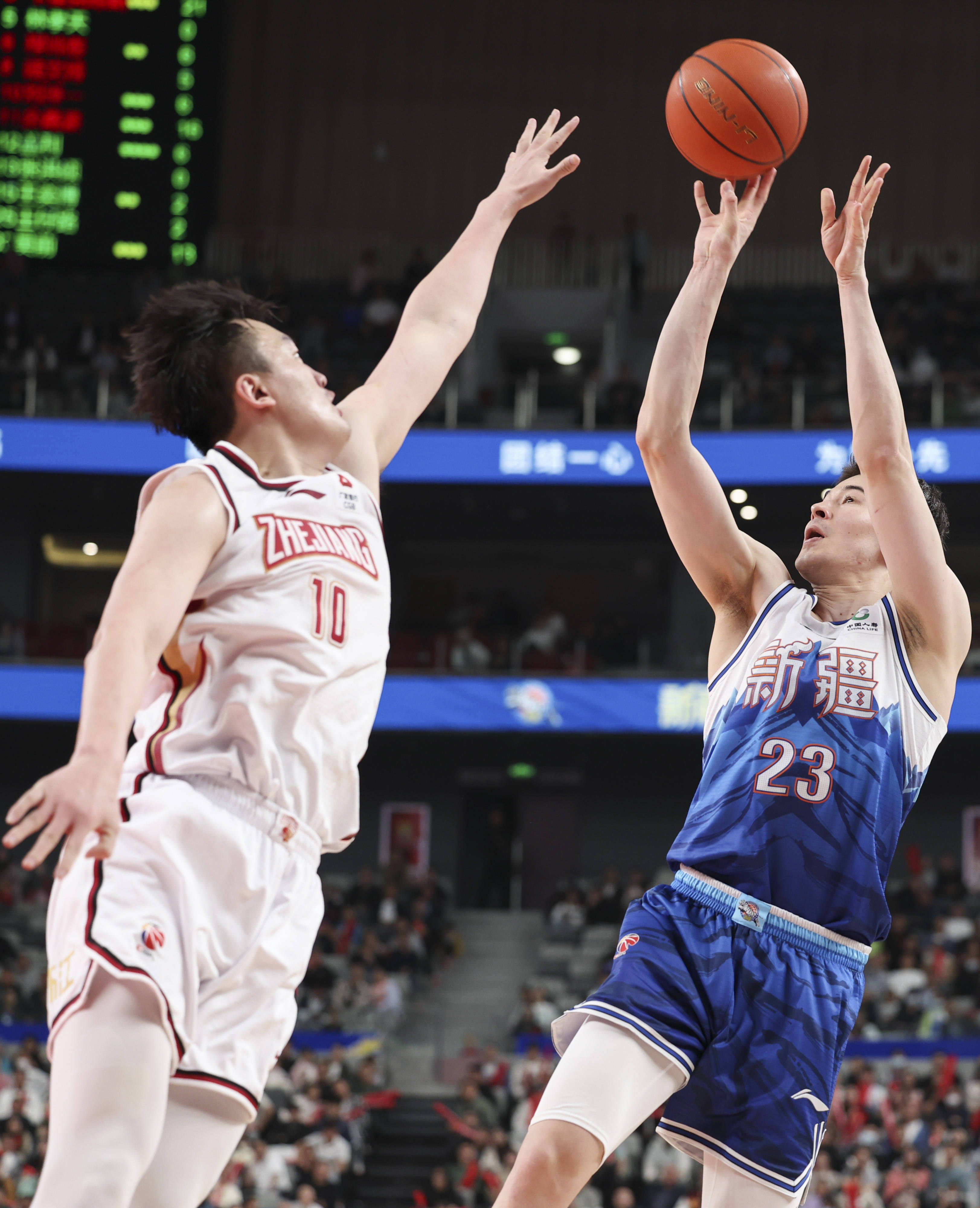 IM体育下载-球队训练备战下一场篮球比赛